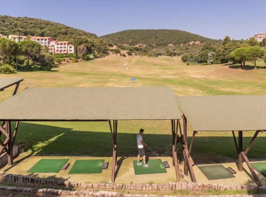 Village Cap Esterel, Piscine, Plage Сен-Рафаэль Экстерьер фото
