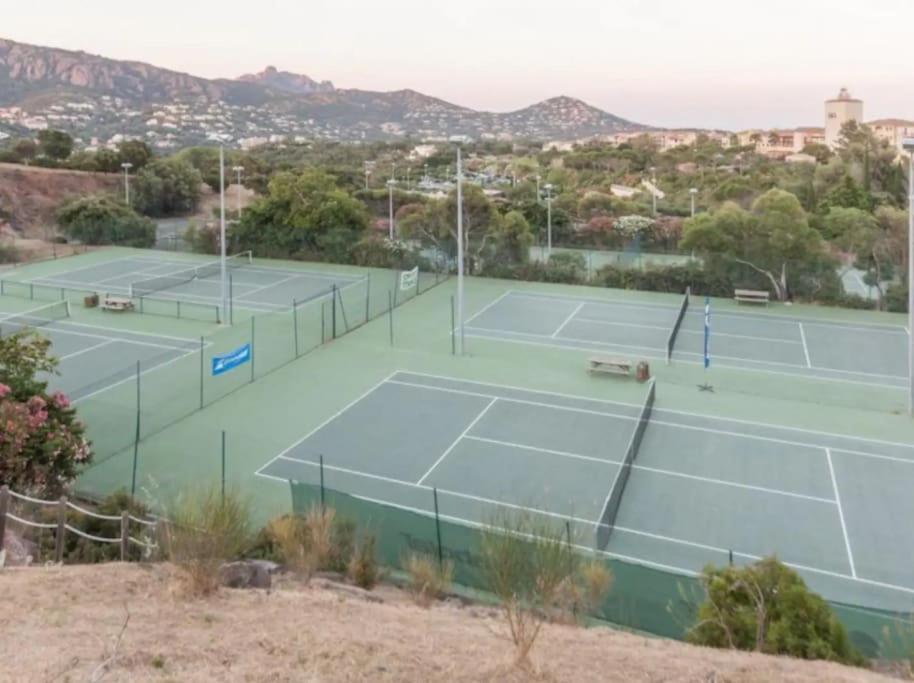 Village Cap Esterel, Piscine, Plage Сен-Рафаэль Экстерьер фото