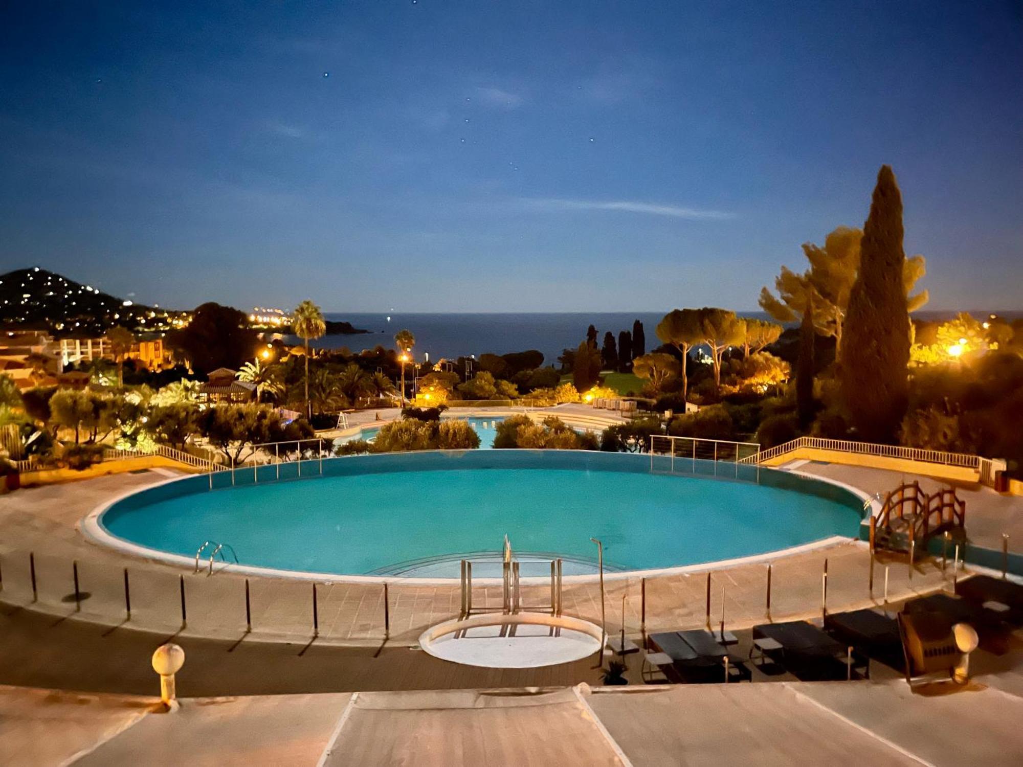 Village Cap Esterel, Piscine, Plage Сен-Рафаэль Экстерьер фото