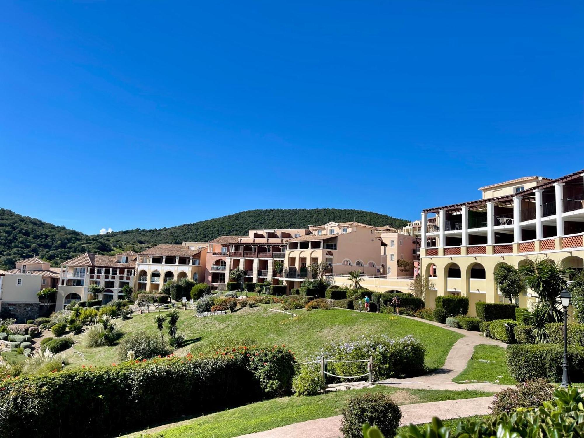 Village Cap Esterel, Piscine, Plage Сен-Рафаэль Экстерьер фото