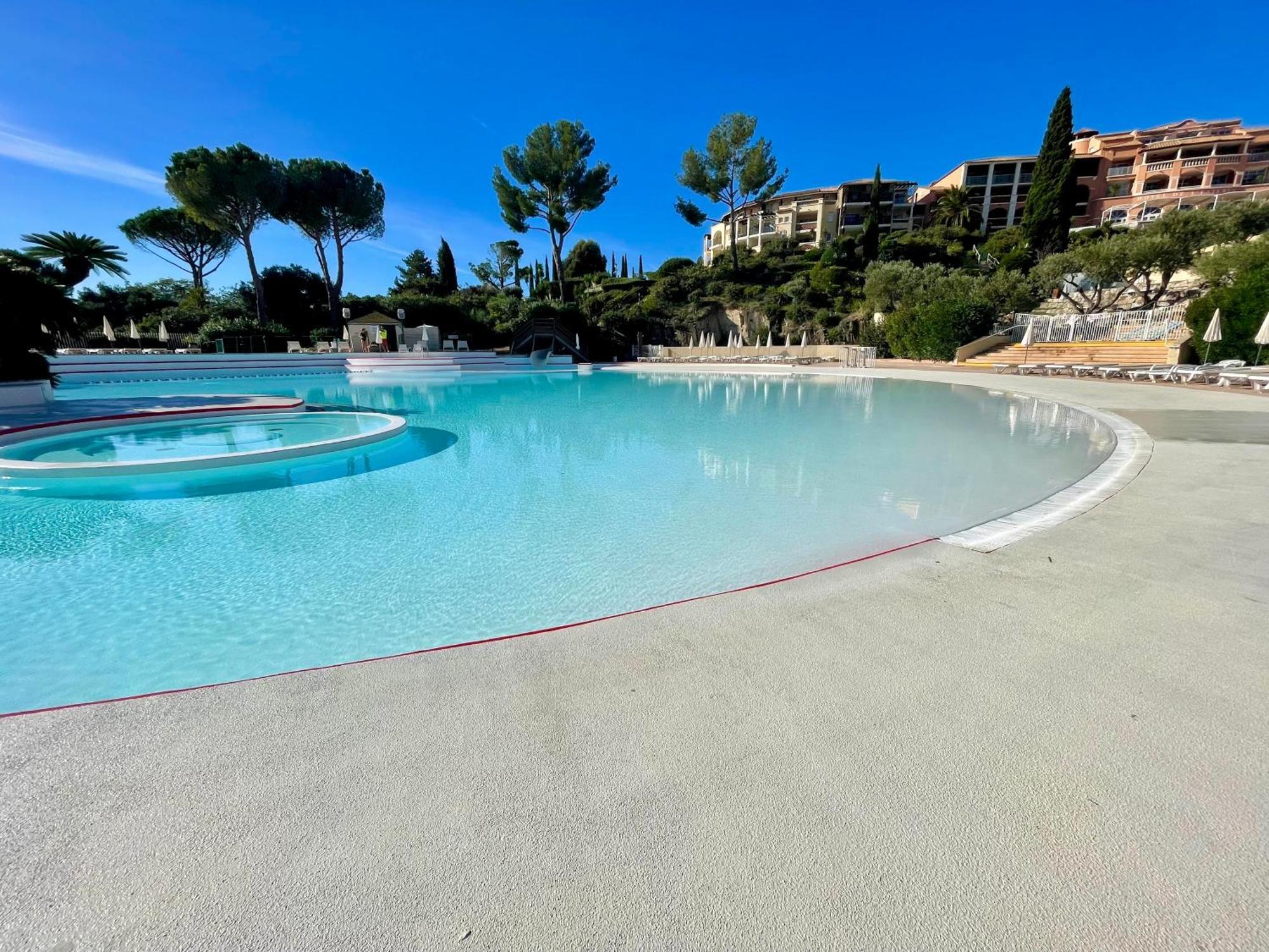 Village Cap Esterel, Piscine, Plage Сен-Рафаэль Экстерьер фото