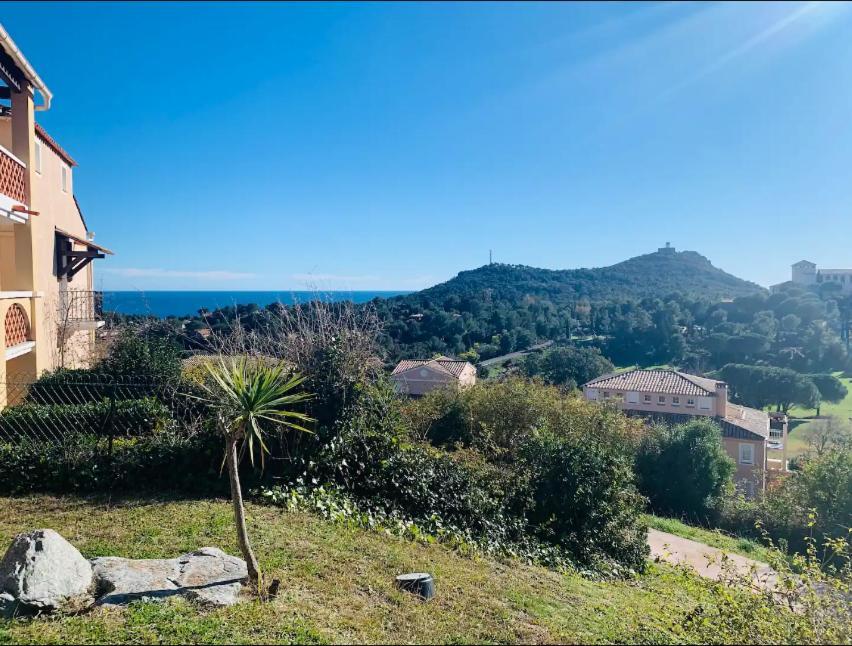 Village Cap Esterel, Piscine, Plage Сен-Рафаэль Экстерьер фото